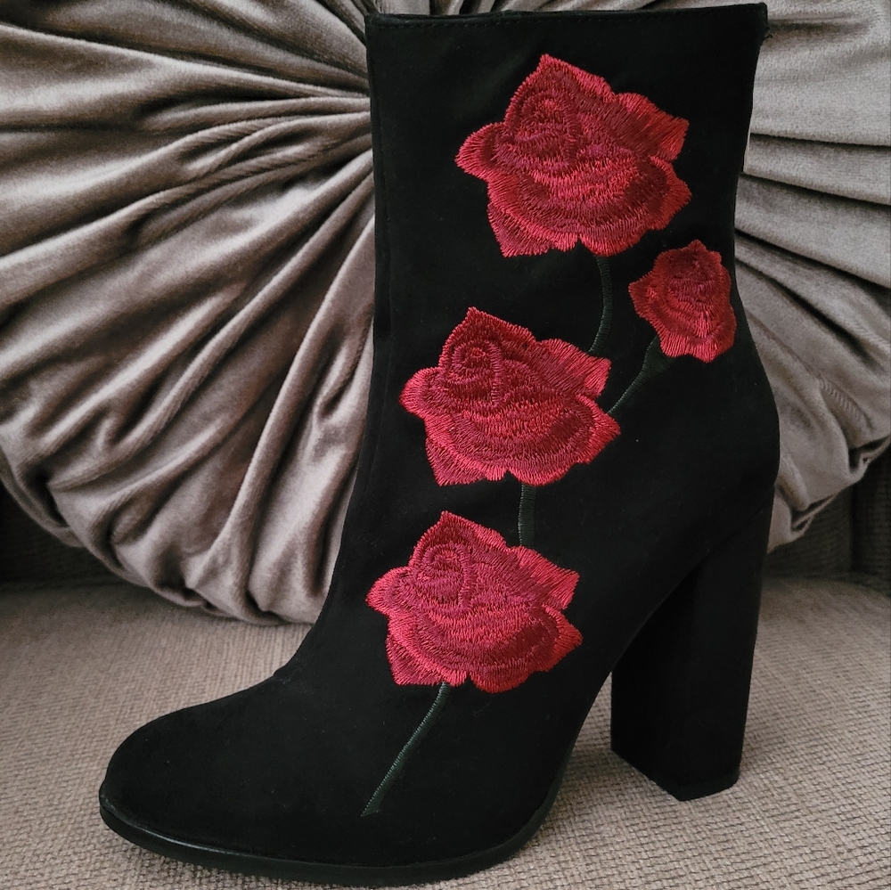 INTENTIONALLY BLACK SUEDE ROSE EMBROIDERED HEELED BOOTIES